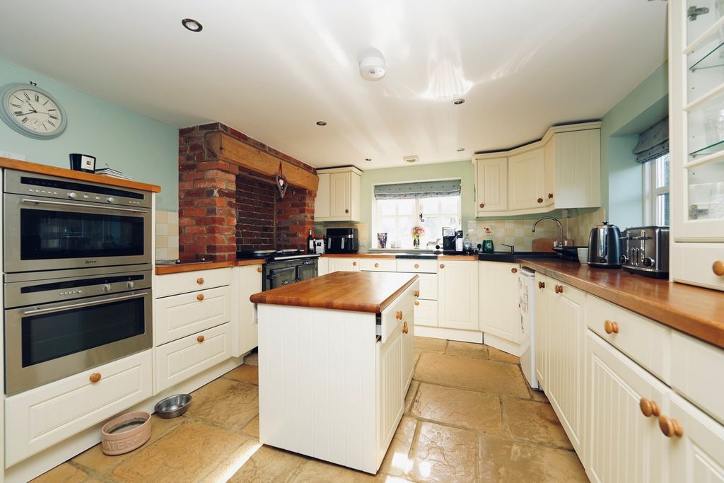 Property photo 2 of 26