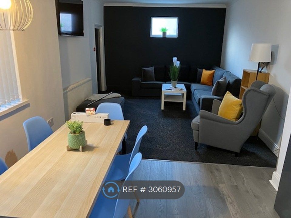Property photo 3 of 22 Living / Dining Room