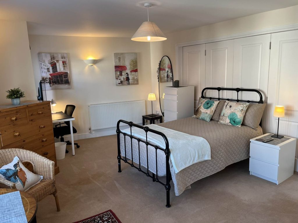 Property photo 2 of 27