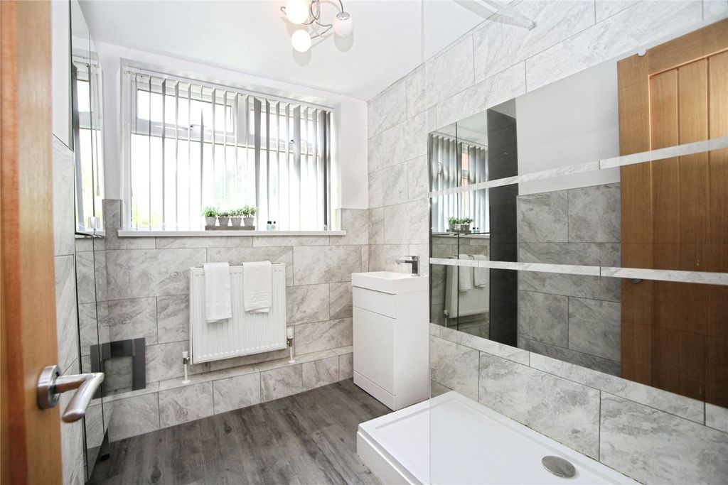 Property photo 3 of 16 Bathroom