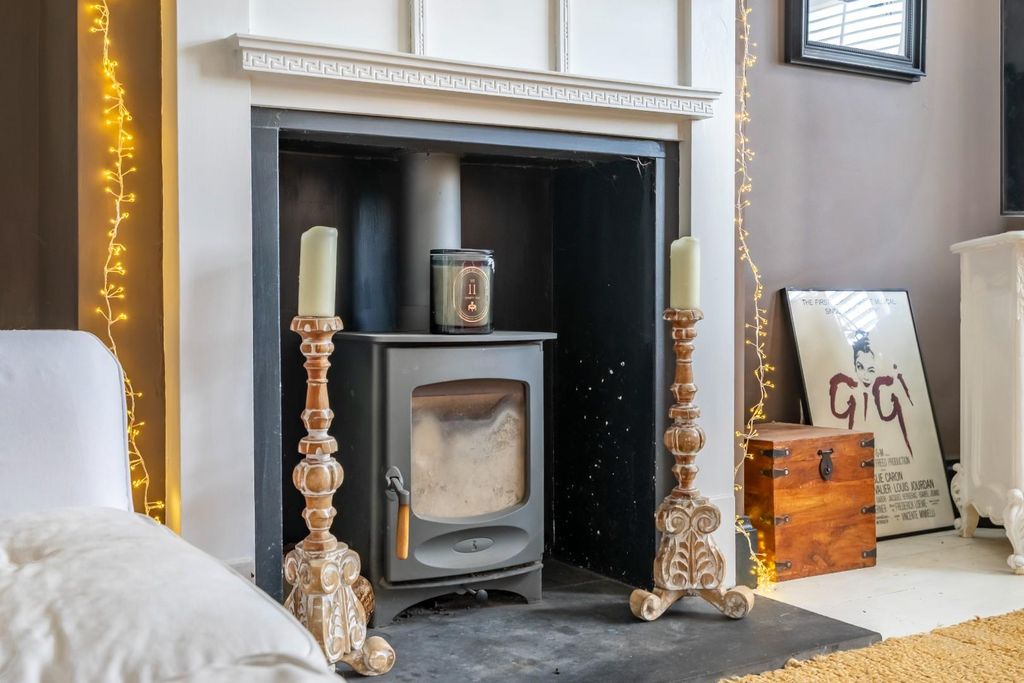 Property photo 2 of 22 Living Room