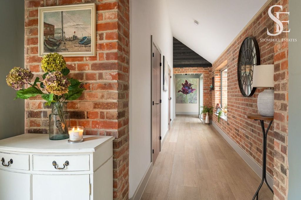 Property photo 2 of 22 Entrance Hall