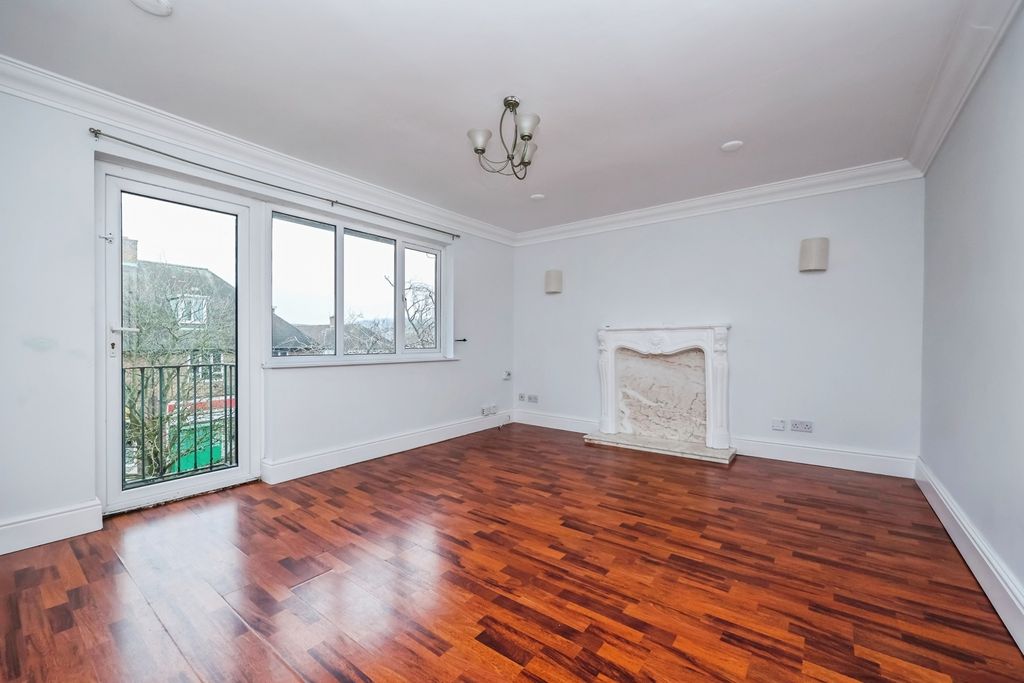 Property photo 3 of 10 Lounge