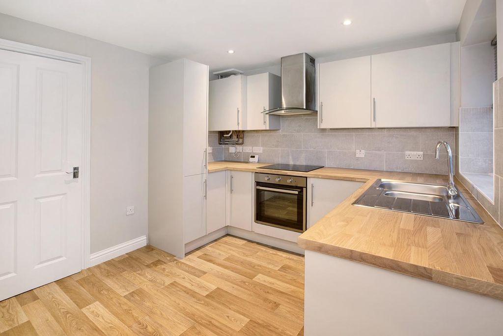 Property photo 3 of 14 Photo 8