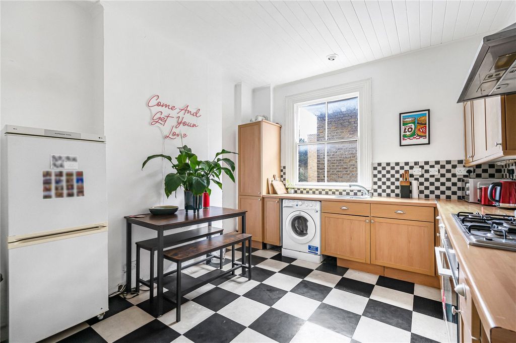 Property photo 3 of 18 Kitchen