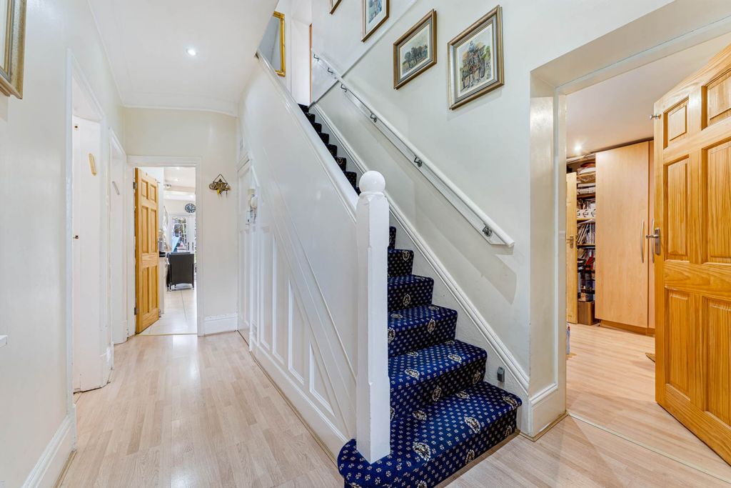 Property photo 2 of 33