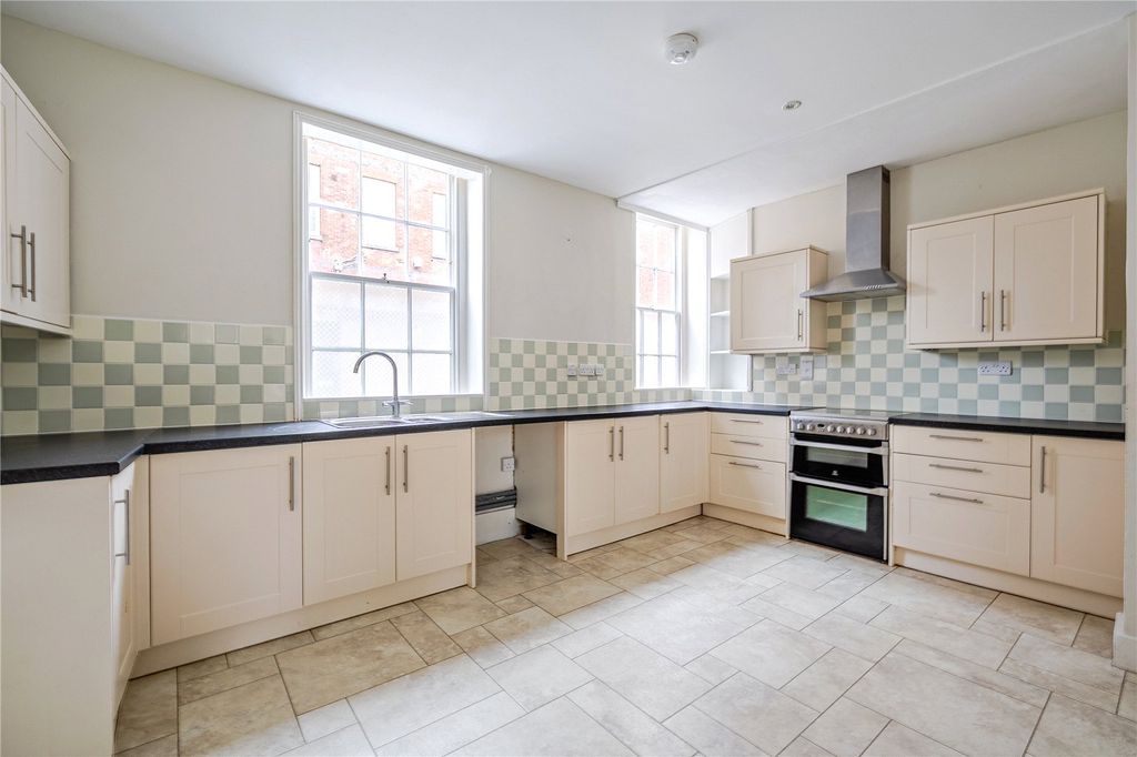 Property photo 3 of 18 Kitchen