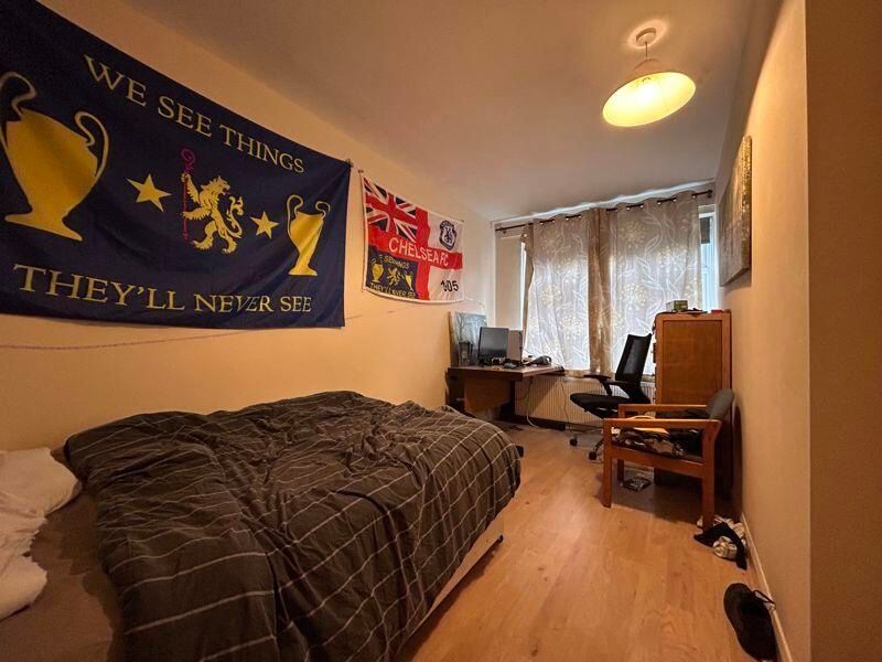 Property photo 2 of 10 A Cozy And Well-Maintained Bedroom Featuring A Sin...