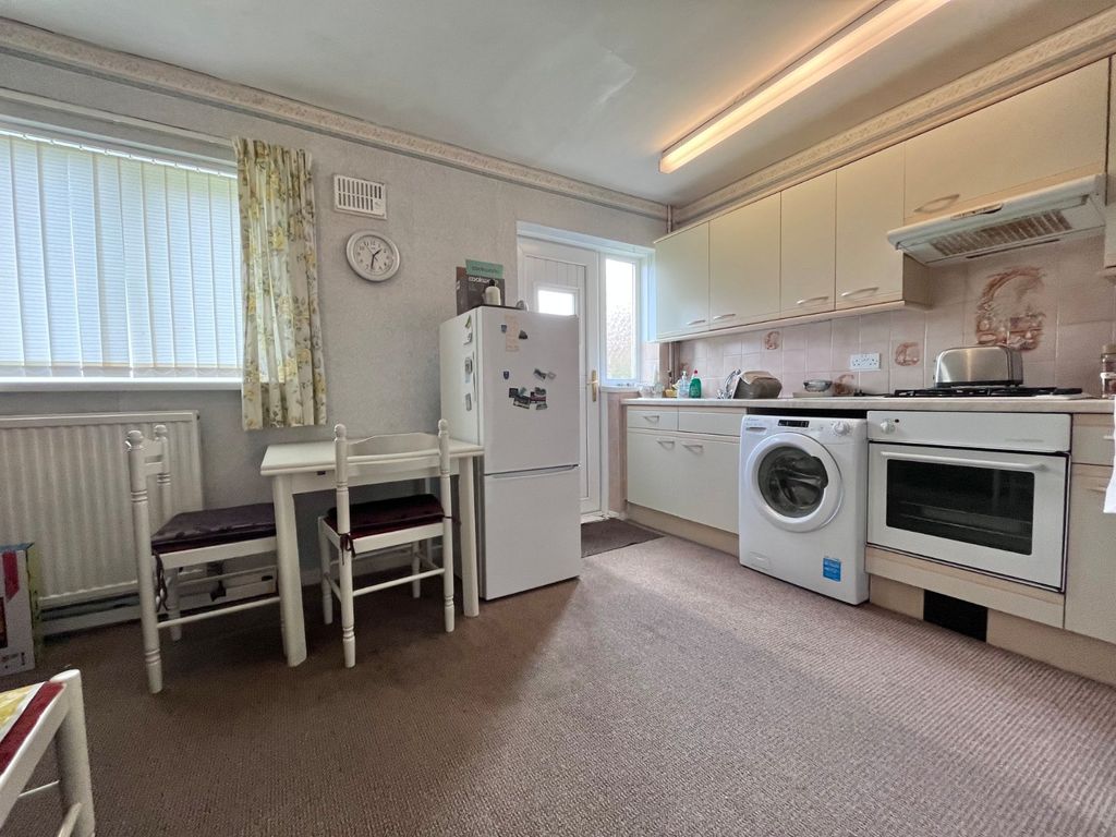 Property photo 3 of 10 Kitchen
