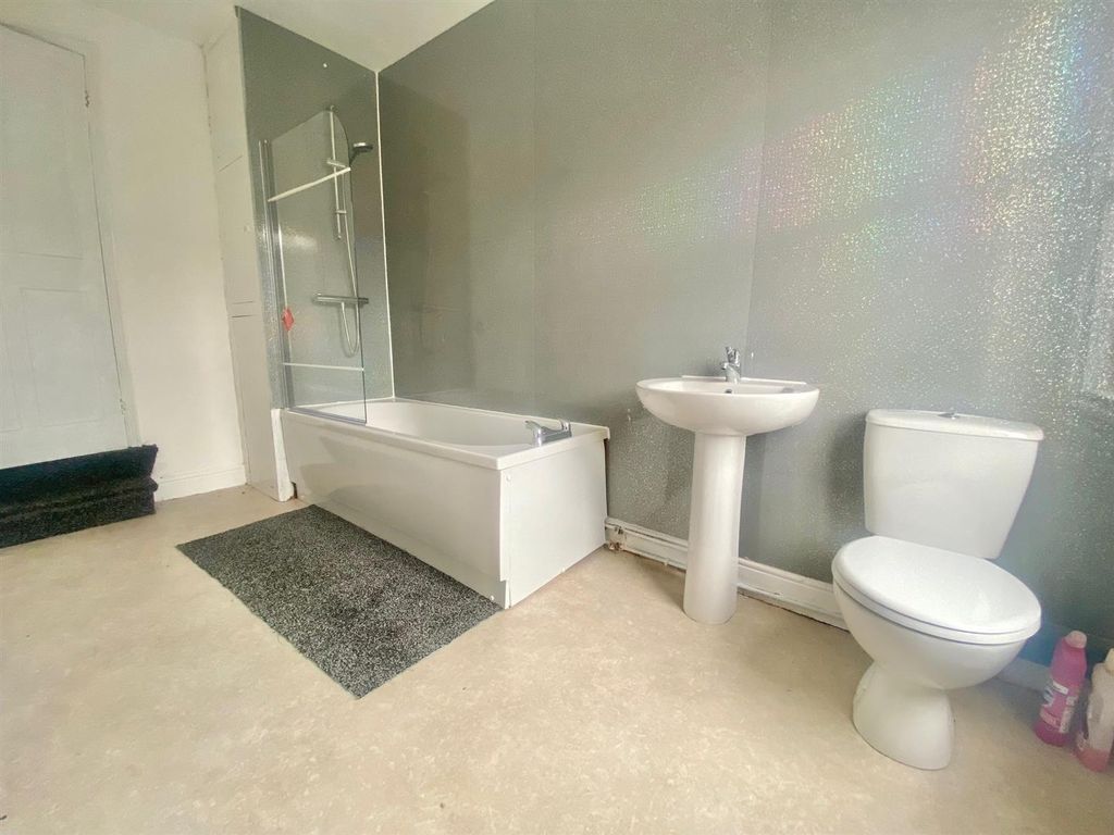 Property photo 3 of 11 39 Oakley Road Bathroom Shot 2.Jpg