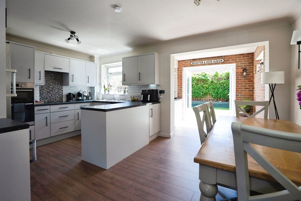 Property photo 2 of 18 Pbox-Img.Jpg