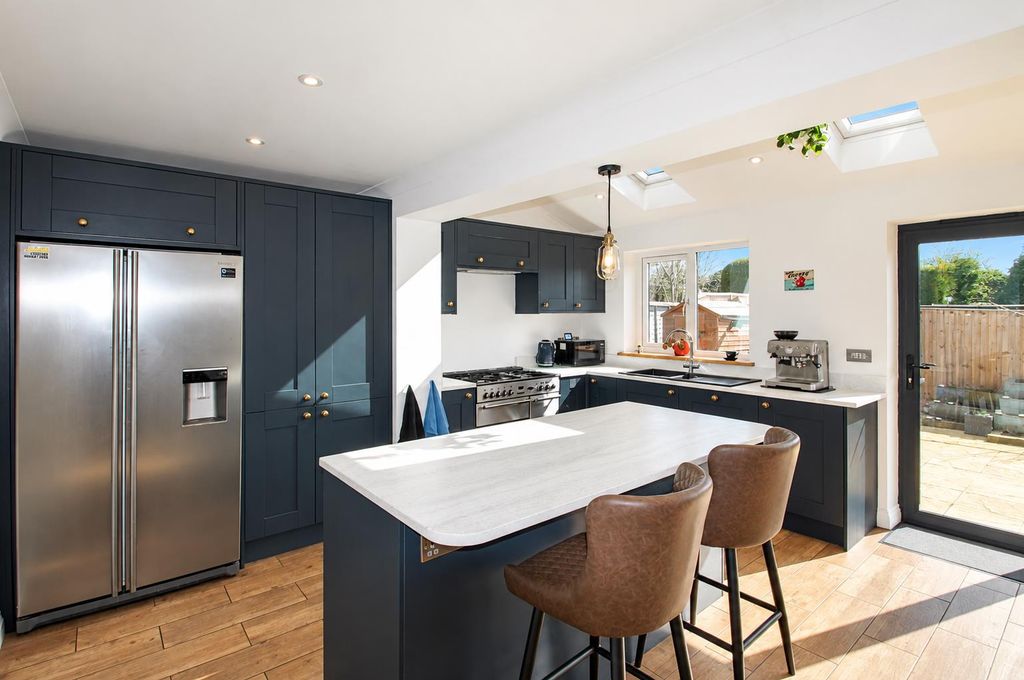 Property photo 3 of 10 Kitchen