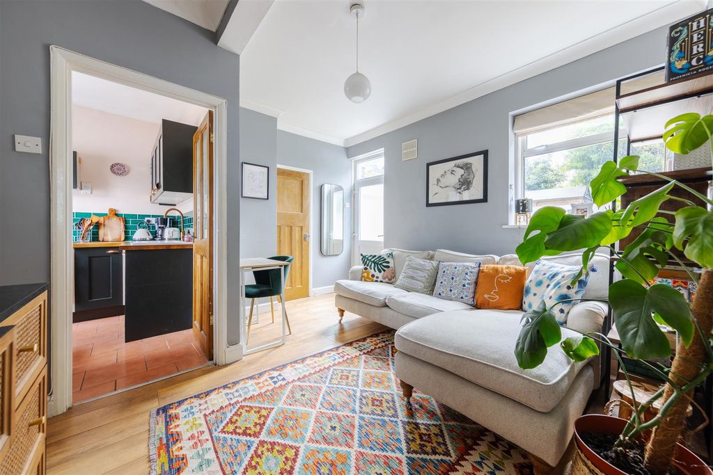 Property photo 3 of 13 Suffolk Park Road, E17