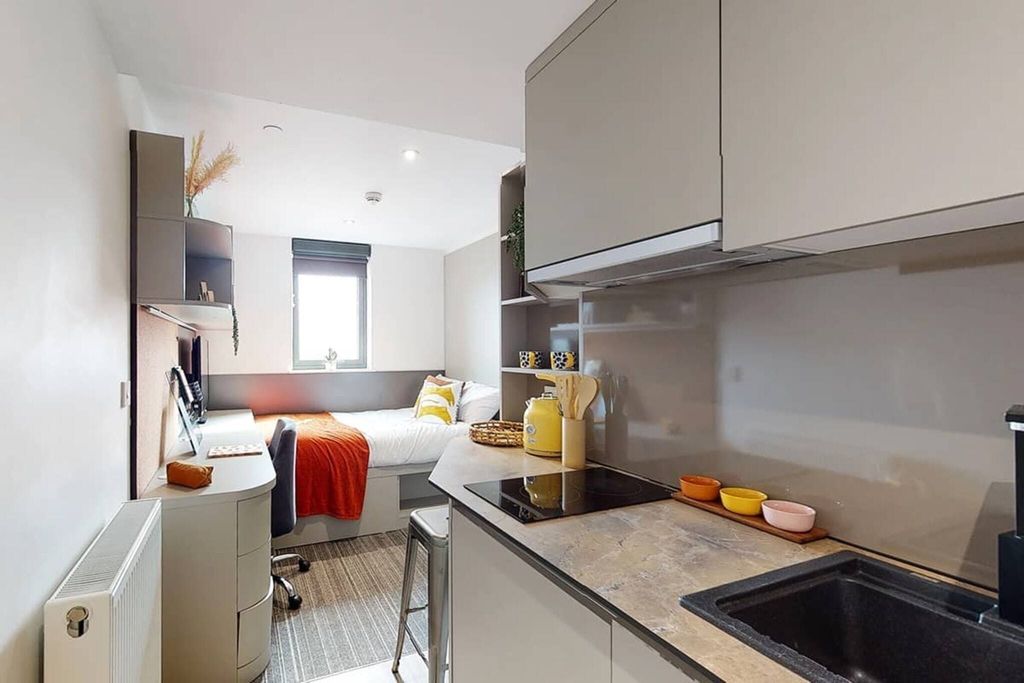 Property photo 1 of 9 Bedroom