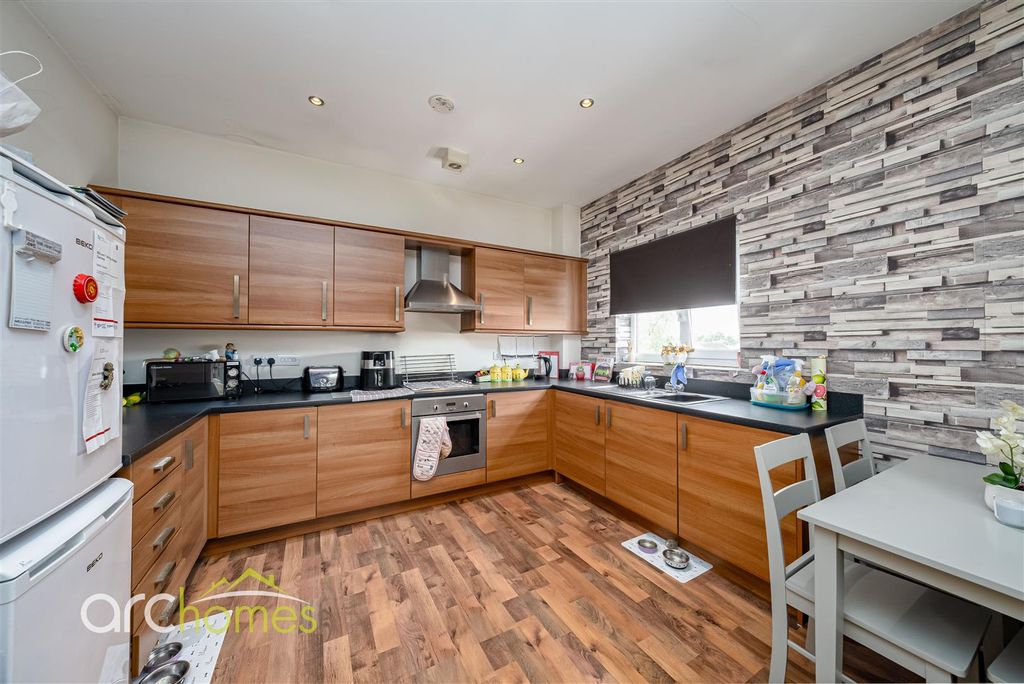 Property photo 3 of 11 Thorncroft-1.Jpg