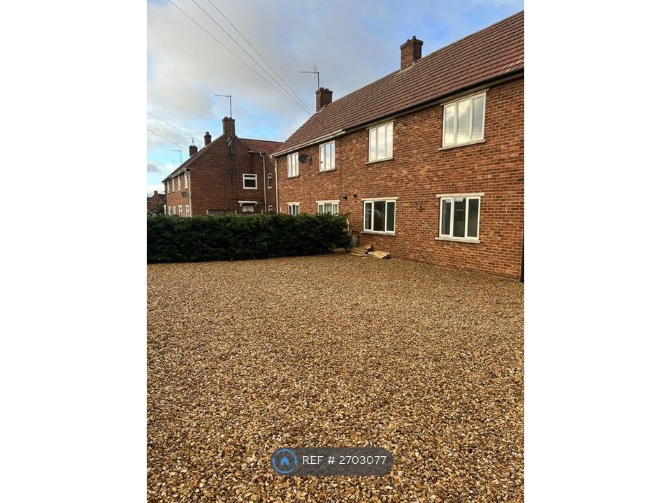 Property photo 2 of 11 Large Driveway With Extensive Parking