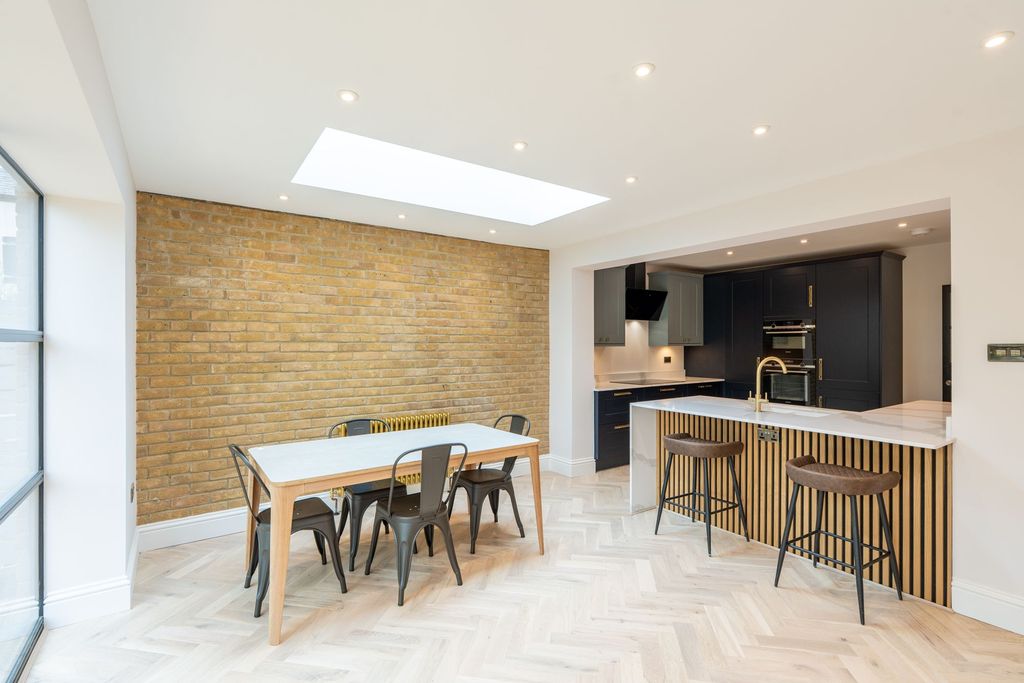 Property photo 2 of 16 Kitchen / Reception