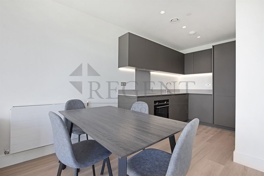 Property photo 3 of 13 Kitchen & Dining