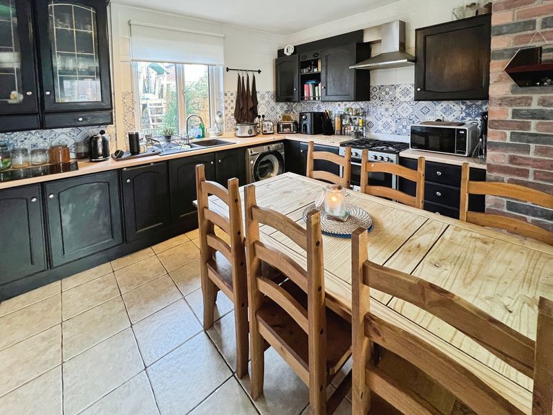 Property photo 3 of 11 Kitchen