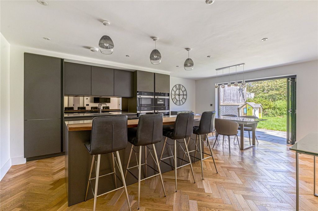 Property photo 2 of 14 Kitchen/Breakfast