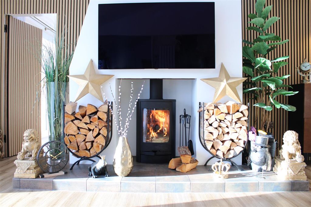 Property photo 2 of 34 Lounge