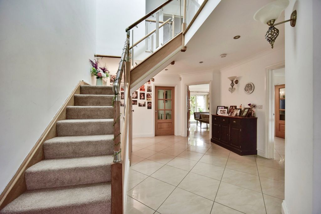 Property photo 2 of 17 Hallway