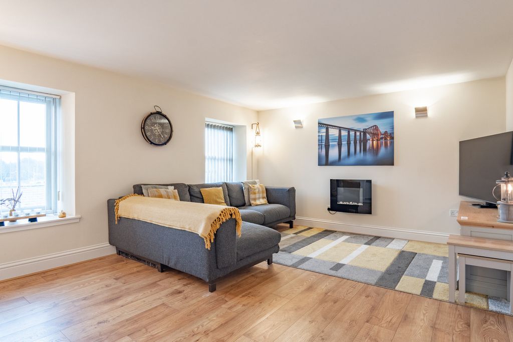 Property photo 3 of 28