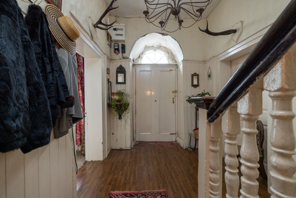 Property photo 2 of 25