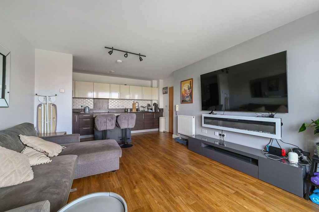 Property photo 2 of 13 Oxley Square E3