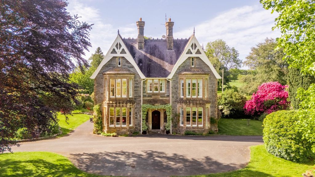 Property photo 1 of 114