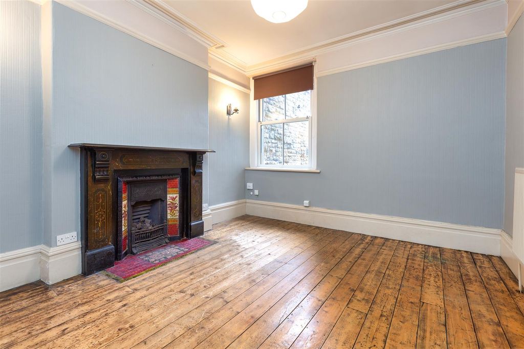 Property photo 3 of 25