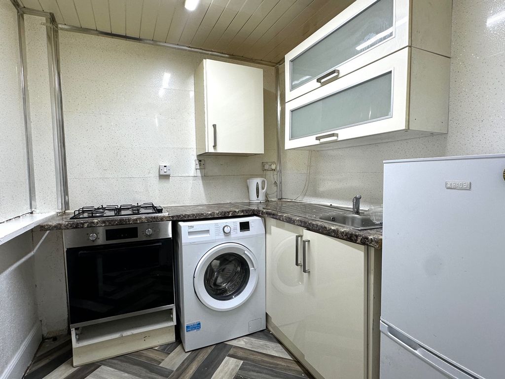 Property photo 3 of 6 Kitchen