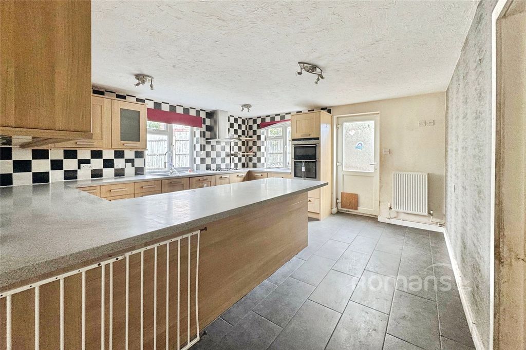 Property photo 3 of 18 Kitchen