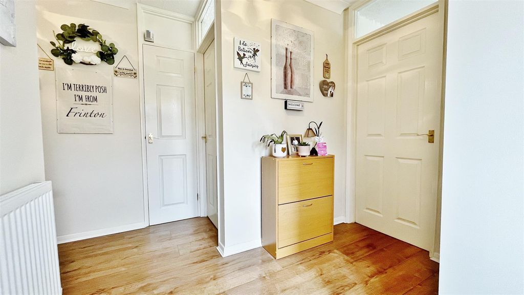 Property photo 3 of 22 Entrance Hall