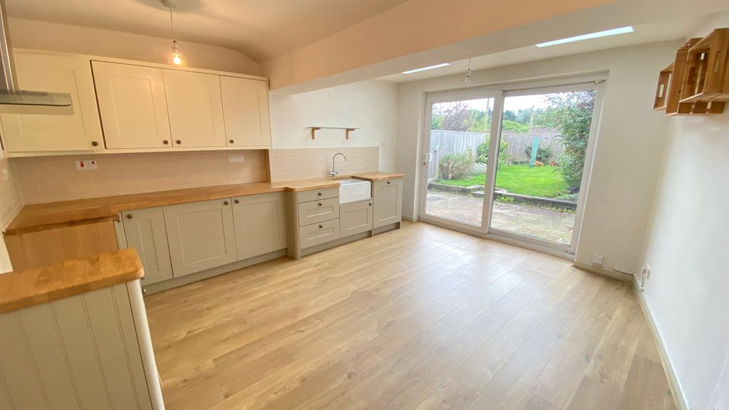 Property photo 2 of 9 Kitchen