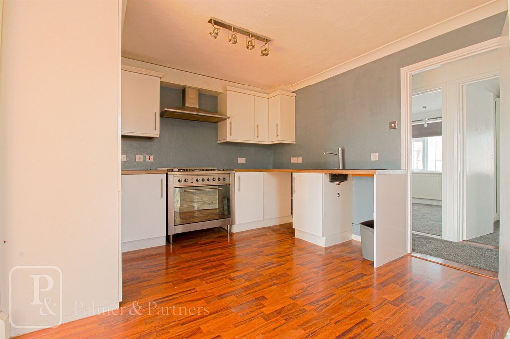 Property photo 2 of 9 Kitchen