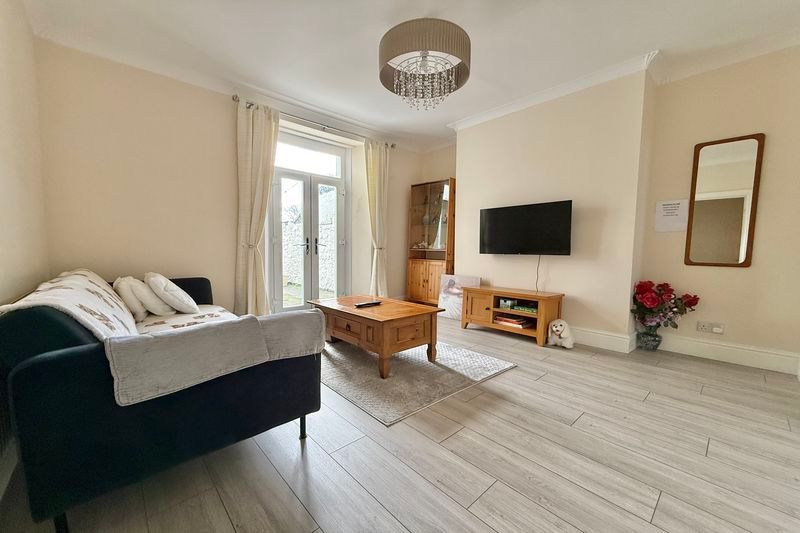 Property photo 3 of 11 Lounge