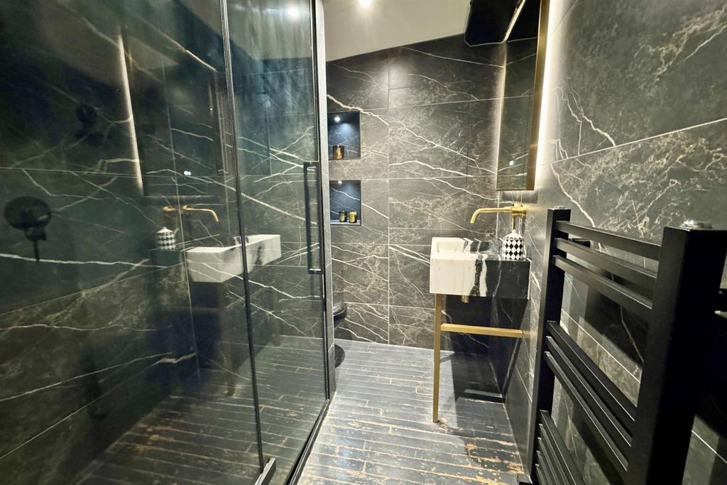 Property photo 3 of 14 4 Tudor Shower Room.Jpg