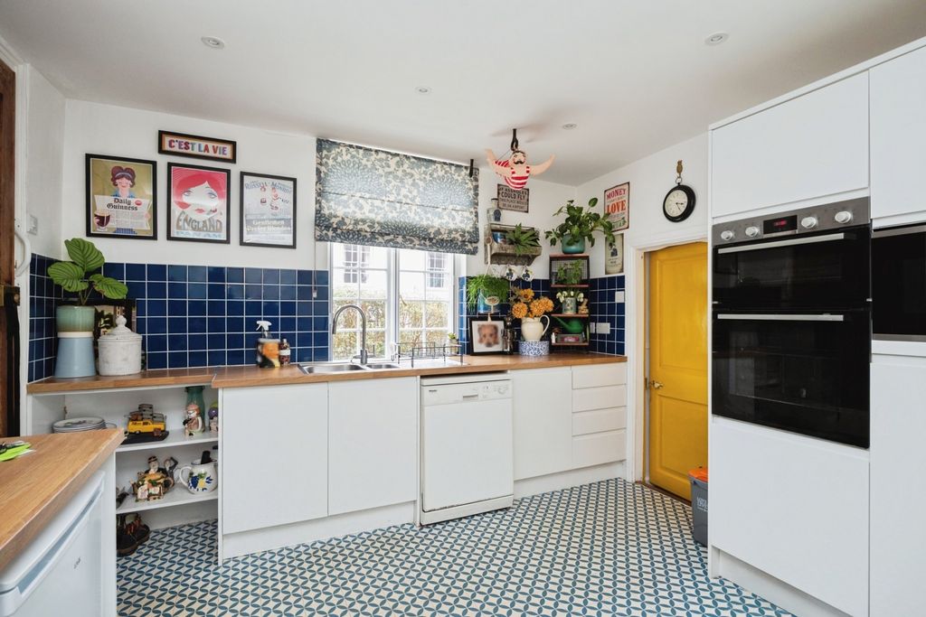 Property photo 3 of 20 Kitchen