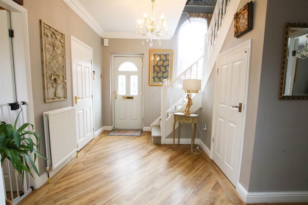 Property photo 3 of 33 Entrance Hall
