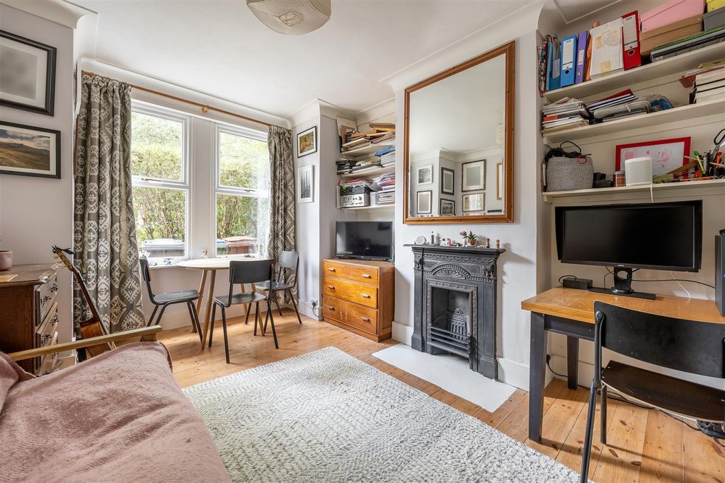 Property photo 2 of 20 Carr Road, E17