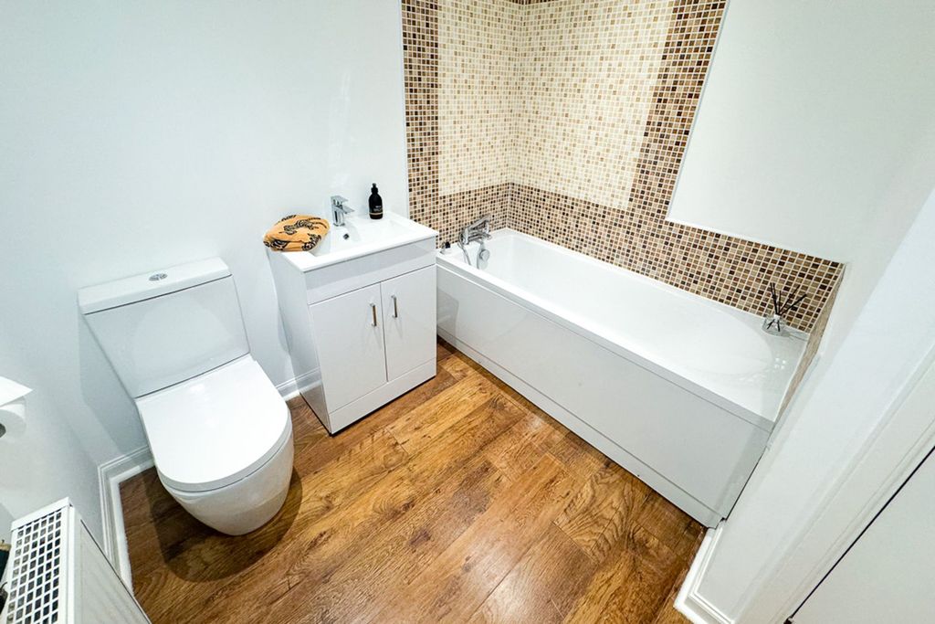 Property photo 3 of 16 Bathroom