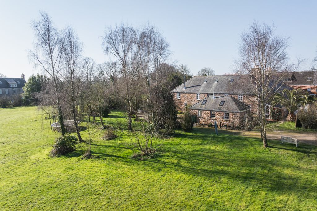 Property photo 2 of 20