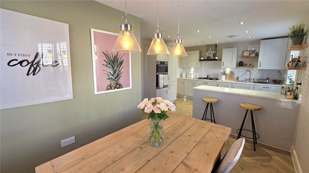 Property photo 2 of 28 Picture No. 27