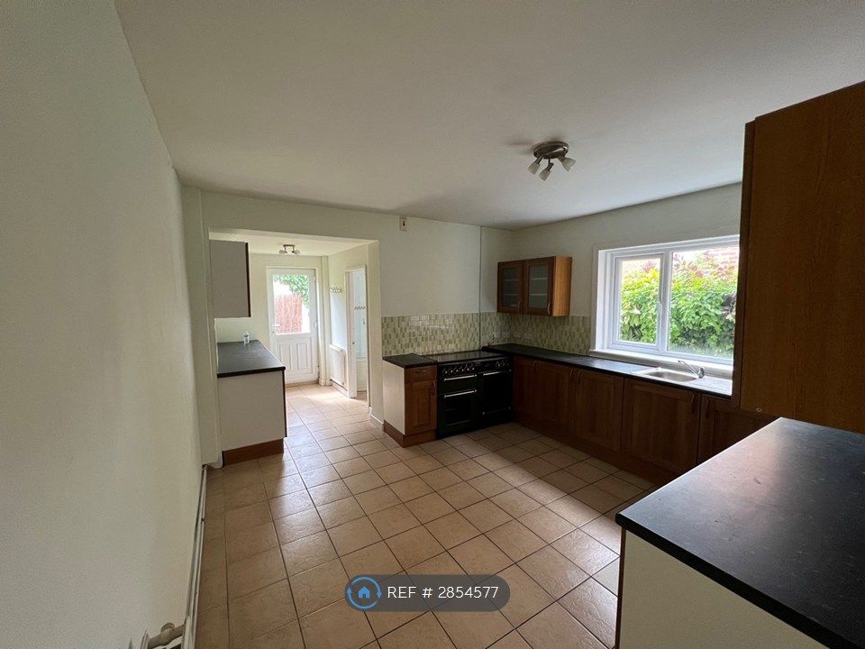 Property photo 3 of 17 Kitchen