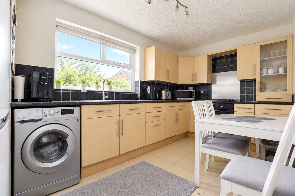 Property photo 3 of 10 Kitchen