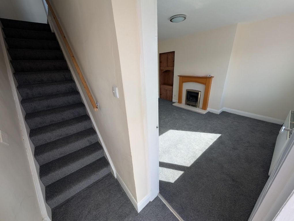 Property photo 3 of 14 Entrance Hallway