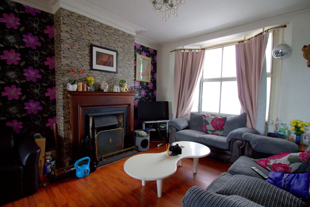 Property photo 3 of 10 Living Room