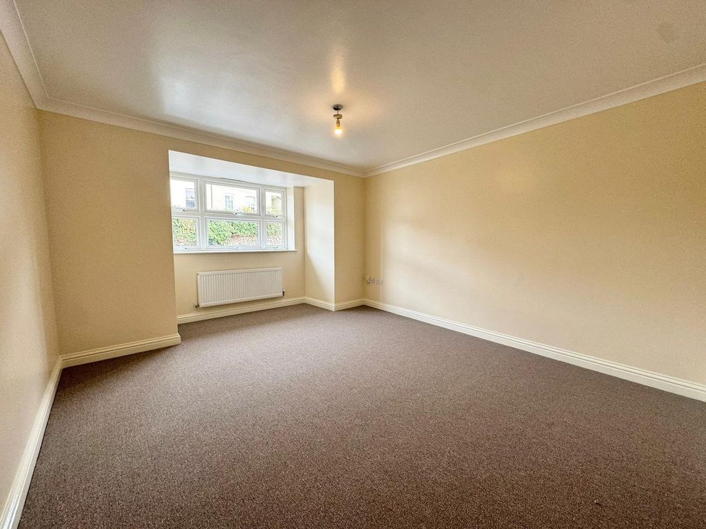 Property photo 3 of 11 Living Room