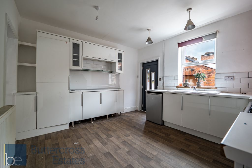 Property photo 3 of 12 Kitchen